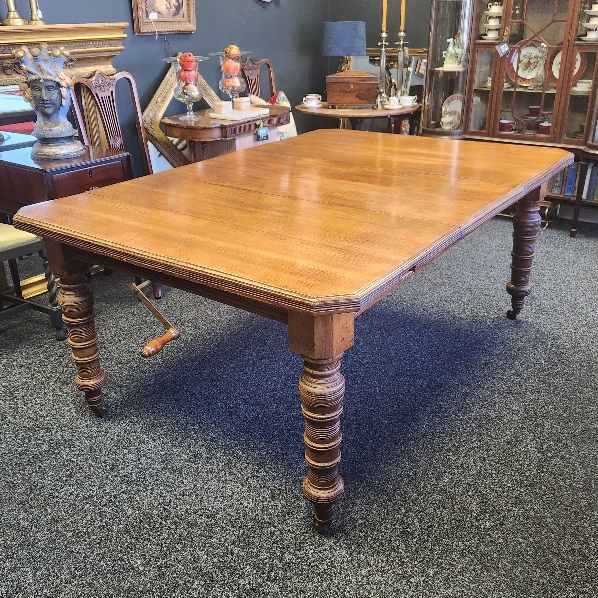 Victorian
                Oack win-out table