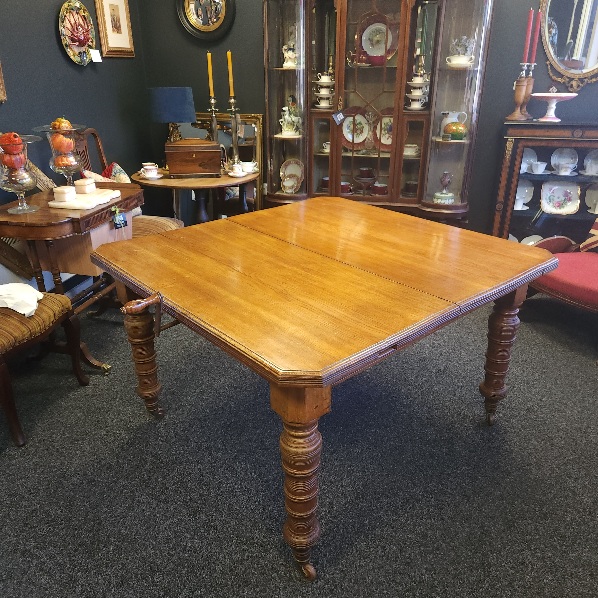 Victorian
                oak win-out table without extra leaf